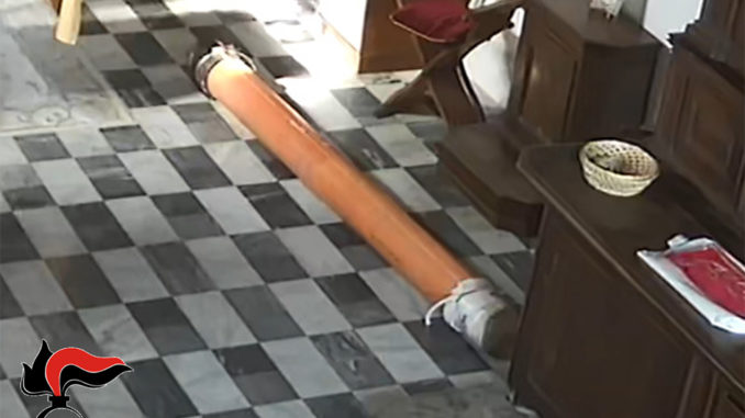 Sora foto tubo lasciato in sacrestia