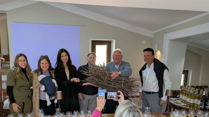 Cesidio e Sofia Di Ciacca ed il sindaco Scappaticci con la famiglia Maturano