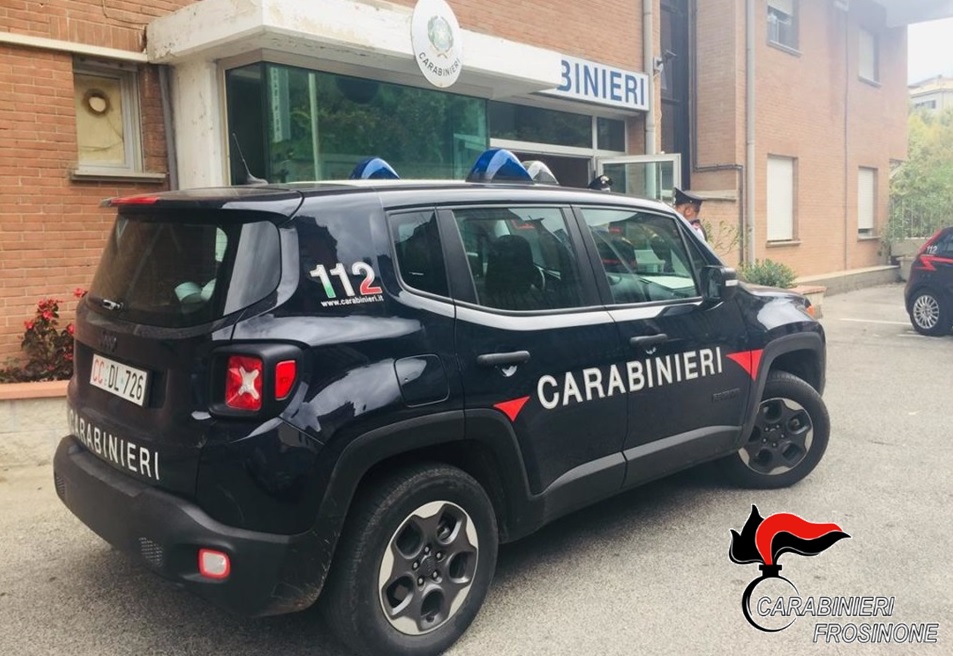 Vettura dei Carabinieri davanti alla caserma nella fotografia di repertorio pubblicata da Vita Ciociara