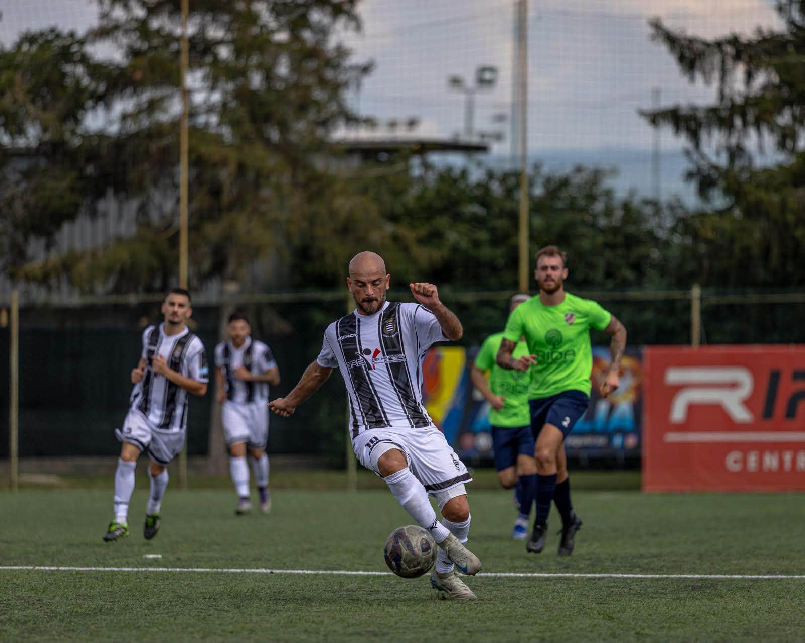 Azione del Sora Calcio nella trasferta di Aprilia